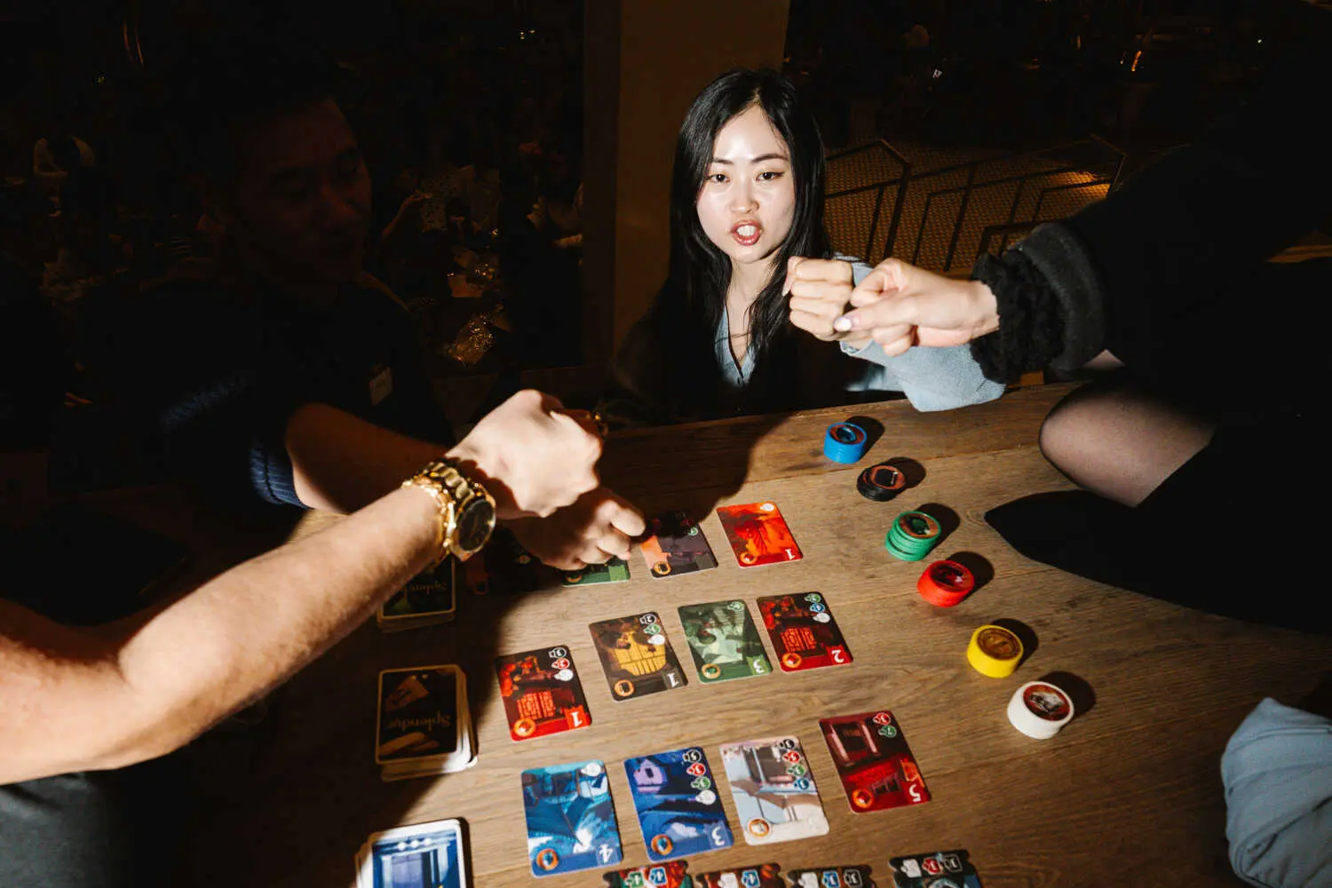 dos personas jugando a cartas en el game night de NY